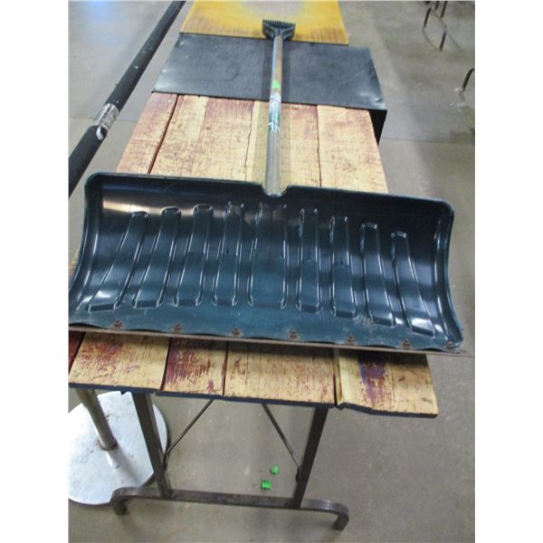 ESTATE:  PLASTIC SNOW SHOVEL