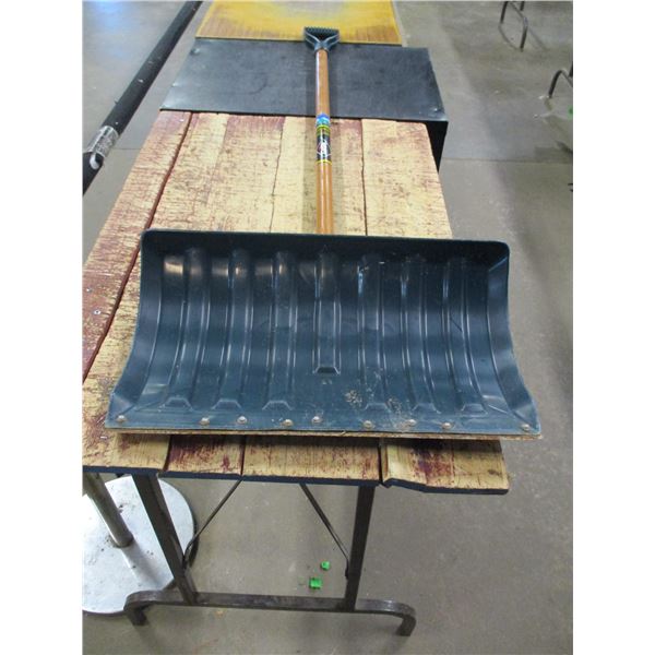 ESTATE:  PLASTIC SNOW SHOVEL