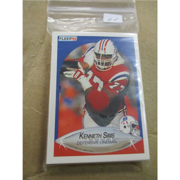 LOT OF 25 - 1990 FLEER NFL FOOTBALL TRADING CARDS