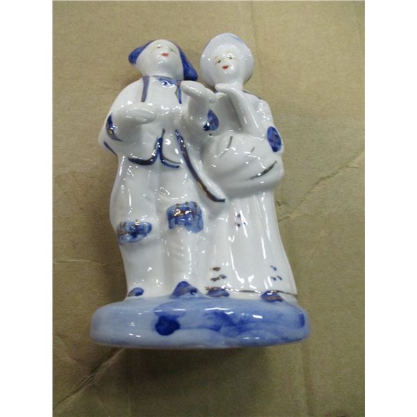 COLLECTIBLE:  PORCELAIN DELFT FIGURINE OF A COUPLE FROM HISTORIC TIMES