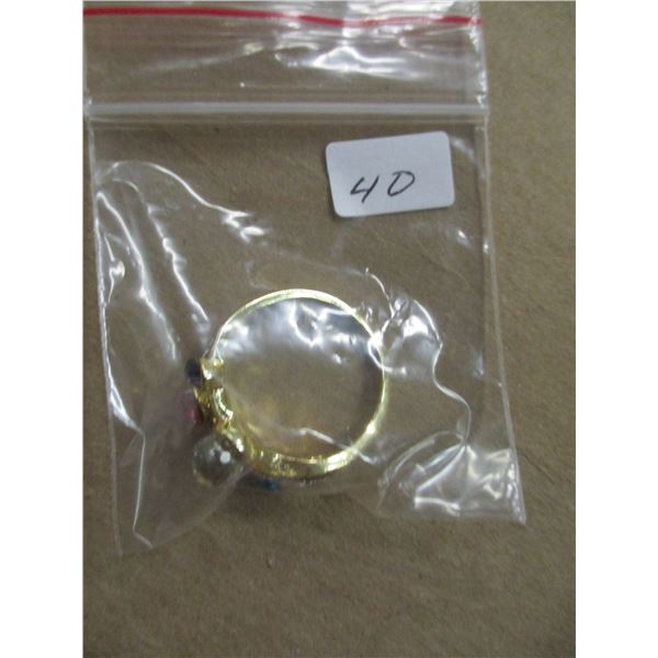 GOLDTONE MULTI COLORED CRYSTAL RING (SIZE 9)