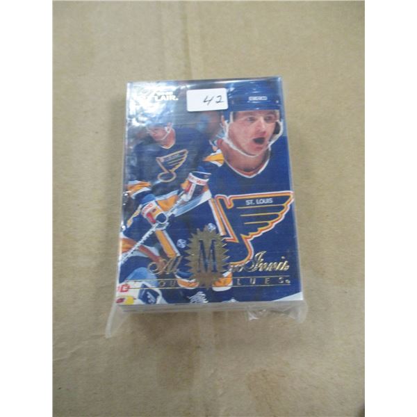 LOT OF 25 FLAIR 1994-95 HOCKEY TRADING CARDS