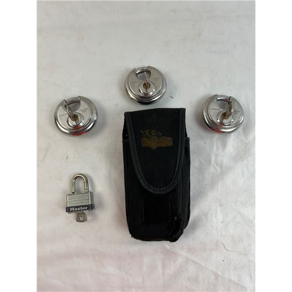 Mixed lot of padlocks and keys