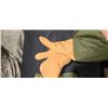 Image 3 : ONE PAIR OF MITTEN SHELLS COLD WEATHER TRIGGER FINGER M1965 SIZE LARGE