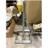 Image 2 : SNOW MOBILE STAND