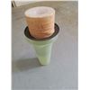 Image 3 : KNEE PADS, CANNISTERS & MISC. Assorted HOUSE & BATHROOM ITEMS