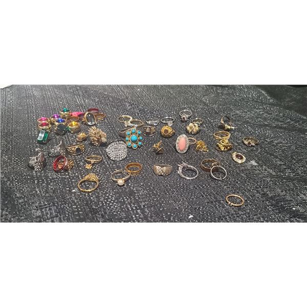 LOT OF DRESS JEWLERY SOME AVON