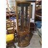 Image 1 : CORNER CURIO CABINET -LIGHTED- WITH 4-ETCHED CURVED GLASS SHELVES. (APPROX: 23-5/8" C x 14-1/8"D x 6