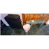 Image 1 : CAT/DOG BENCH & MISC. HOUSE