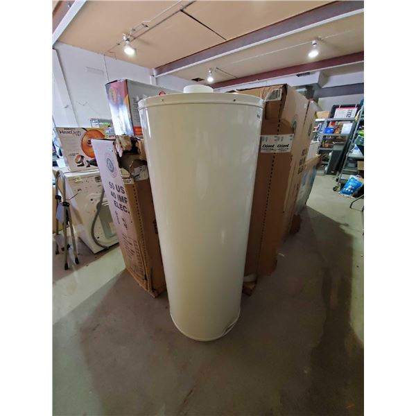 NEW Giant 80 US Gal. 4500w electric hot water heater in from freight damage with slight damage as pi