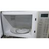 Image 2 : Emerson White Microwave