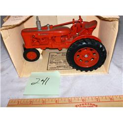 Ertl   - Farmall H            8"                                  #414