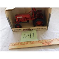 Ertl   - Frarmall Cub Tracto        7"                       #689