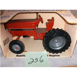 Ertl   - Interntional Row-Crop    8"                       #415