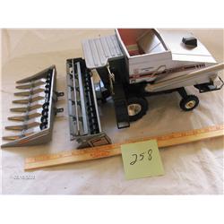 Ertl   - Deutz-Allis R-60 Gleaner Combine 14"      