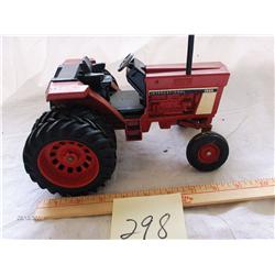 Ertl   - International 1586 Tractor (noBox) 9"       