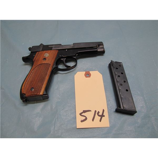 PROHIBITED :  Smith and Wesson; Model 39; caliber 9MM luger; Barrel length 102MM; 10 shots; Semi aut