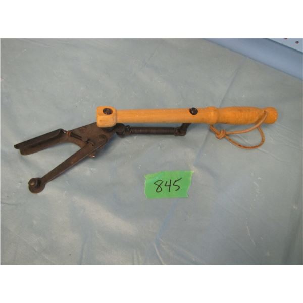 Clay pigeon hand thrower