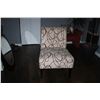 Image 4 : Accent chair 32" x 23"