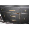 Image 2 : 4.5' W x 17.5" D x 3' T Dresser
