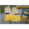 Image 2 : Work gloves and extension cords