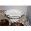 Image 5 : Wood bowls, pie dish, cake stand