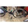 Image 2 : BLACK/WHITE TELLERIDE BIKE