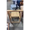 Image 8 : 2 FOLDING MAPLE CHAIRS AND 2 FOLDING PINE TV TRAYS