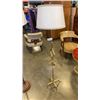 Image 2 : 2 FLOOR LAMPS