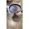 Image 2 : 2 ROUND PARLOUR TABLES