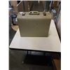 Image 1 : HUSQVARNA 2000 SEWING MACHINE IN CASE