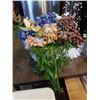 Image 2 : 3 VASES WITH ARTIFICIAL FLOWERS