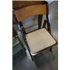 Image 2 : 4 TV TRAYS ON STAND AND 2 FOLDING CHAIRS