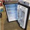 Image 2 : DANBY DESIGNER STAINLESS BAR FRIDGE WORKING