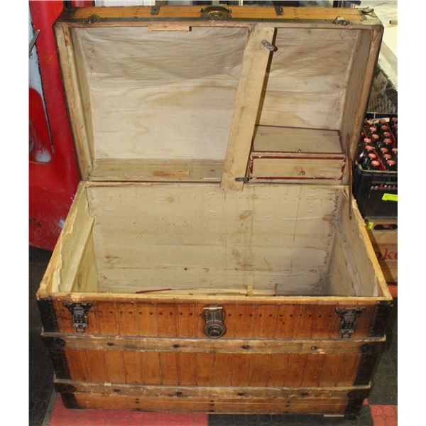 VINTAGE WOODEN CHEST