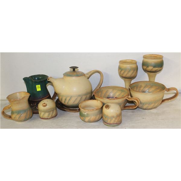 11 VARIOUS PIECES OF POTTERY