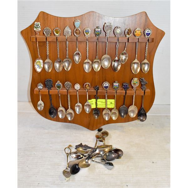 VINTAGE COLLECTORS SPOONS & WOOD DISPLAY RACK