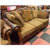 Image 1 : ESTATE 3 SEATER COUCH WITH ACCENT PILLOWS