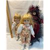 Image 1 : 3 collectible dolls