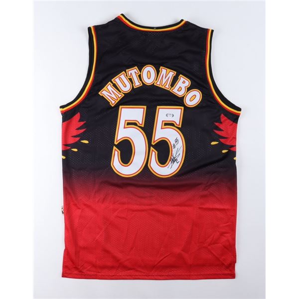 DIKEMBE MUTOMBO SIGNED HAWKS JERSEY (BECKETT COA)