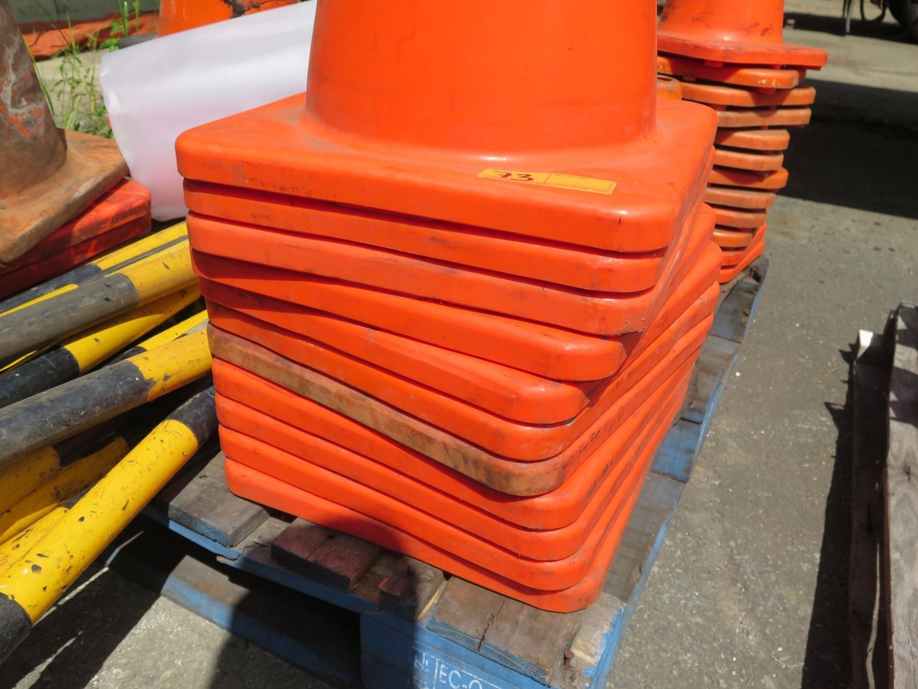 Cone Rails Pallet Orange Pylon Traffic Cones & Rails - Oahu Auctions