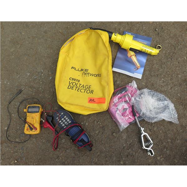 Fluke Network Voltage Detector C99700 w/ Accessories in Carry Bag