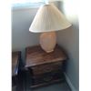 Image 5 : Nightstands and Lamps Cat C