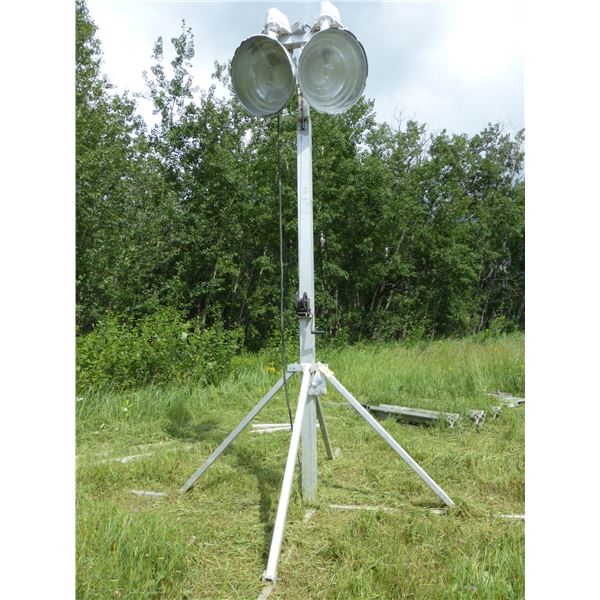3- 30' Telescopic Alum. Self-Erecting Stands c/w 6- 110V Lights (1st Pic is EXAMPLE of complete set 