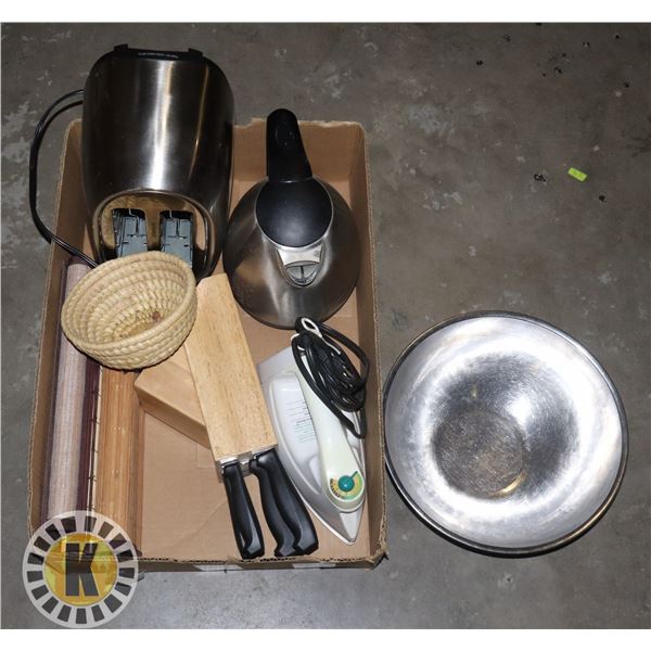 FLAT OF ESTATE KITCHEN ITEMS INCLUDING TOASTER