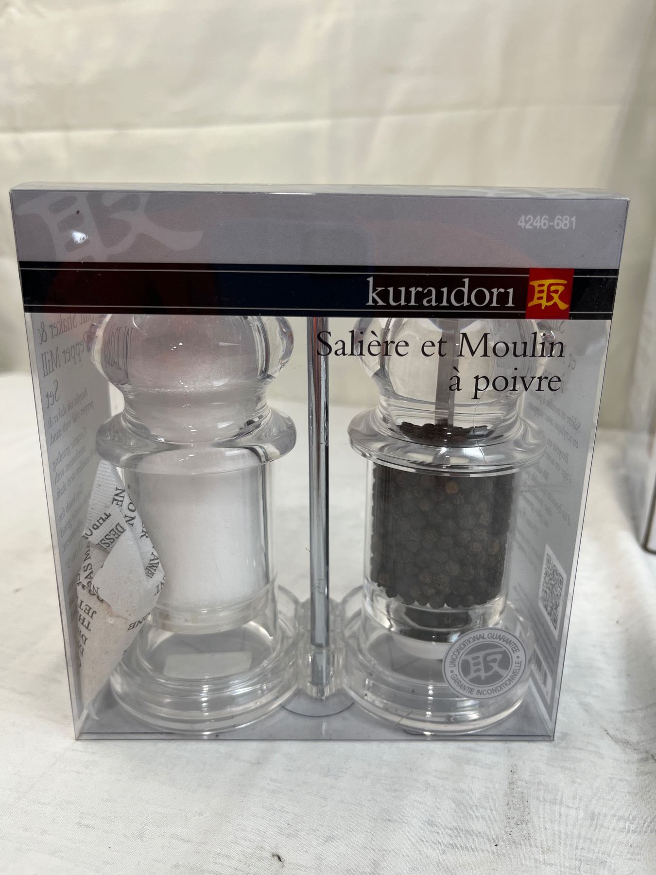 Kuraidori 7 piece Knife Block Set Salt & Pepper Set