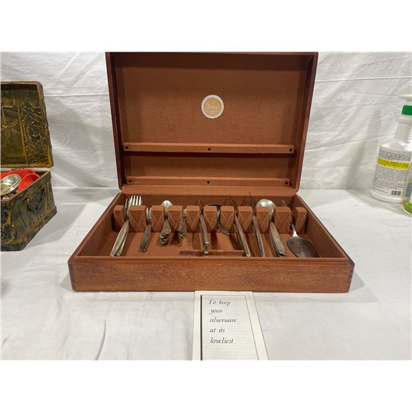 Silverware & Naken's Silverware Chest