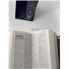 Image 2 : Compact Oxford dictionary and thesaurus set
