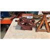 Image 2 : SCISSOR JACK AND 4 AXLE STANDS