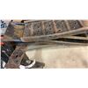 Image 8 : PAIR OF BLACK CAR RAMPS AND 4 AXLE STANDS